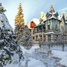 Наряженная елка в поселке Трувиль Наряженная елка в КП Трувиль